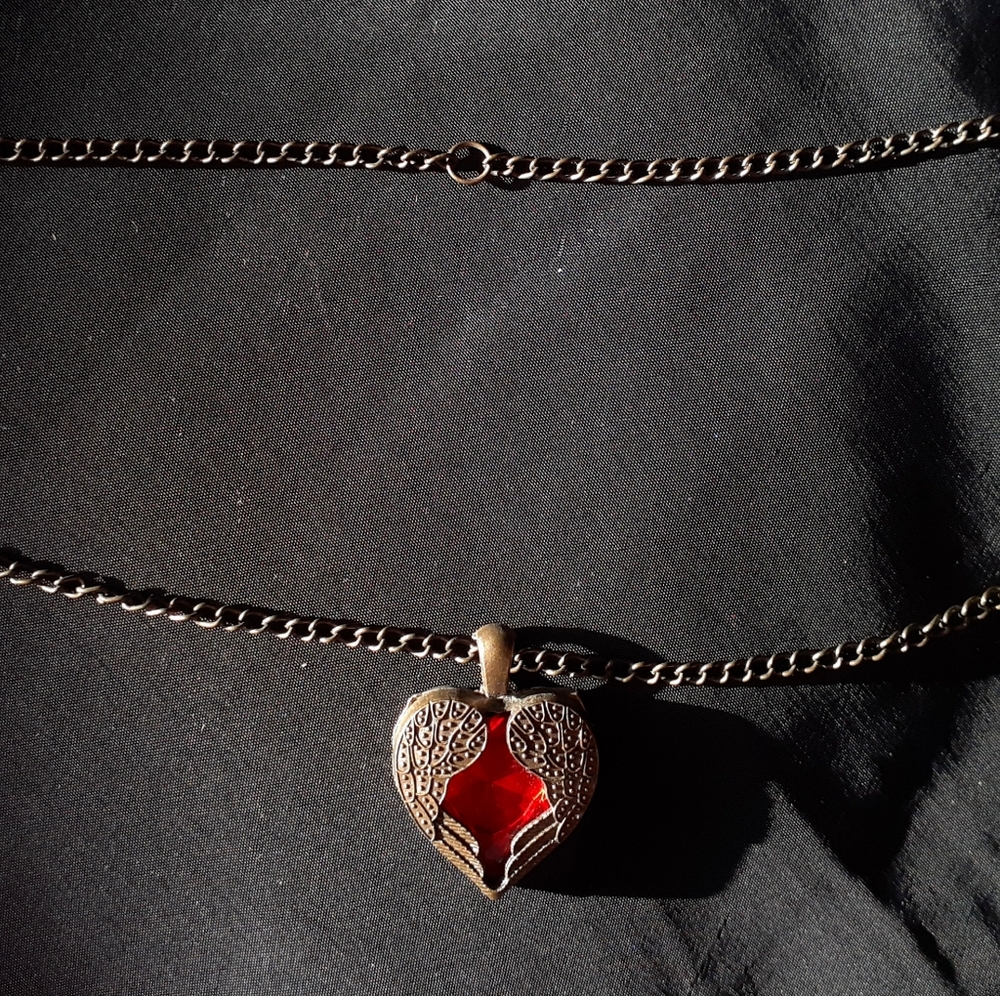 $2/20! Heart & angel wings pendant, ruby red gem and brass metal - Picture 3 of 13